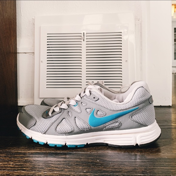 Nike Shoes - nike tennis shoes!!